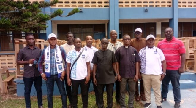 Cheers as Osei Tutu SHS 2004 Year Group storms alma mater to rescue students from furniture crisis